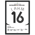 Lahm eröffnet das Sommermärchen 2006 per Traumtor Fußball Poster mit Rahmen