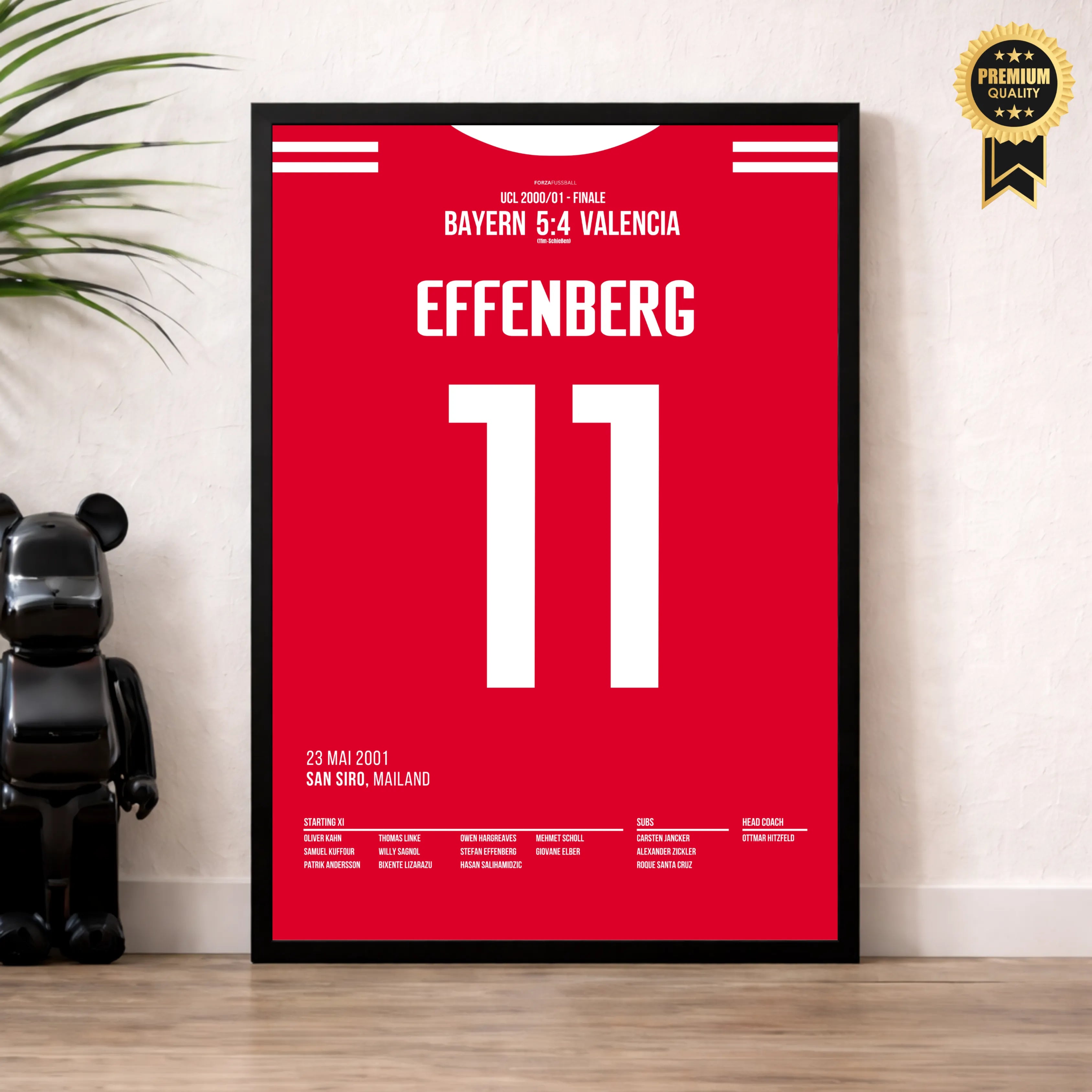 Effenberg stemmt den Henkelpott in den Mailänder Nachthimmel Fußball Poster mit Rahmen