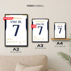 Vini Jr entscheidet den Supercup El Clasico per Hattrick Fußball Poster mit Rahmen
