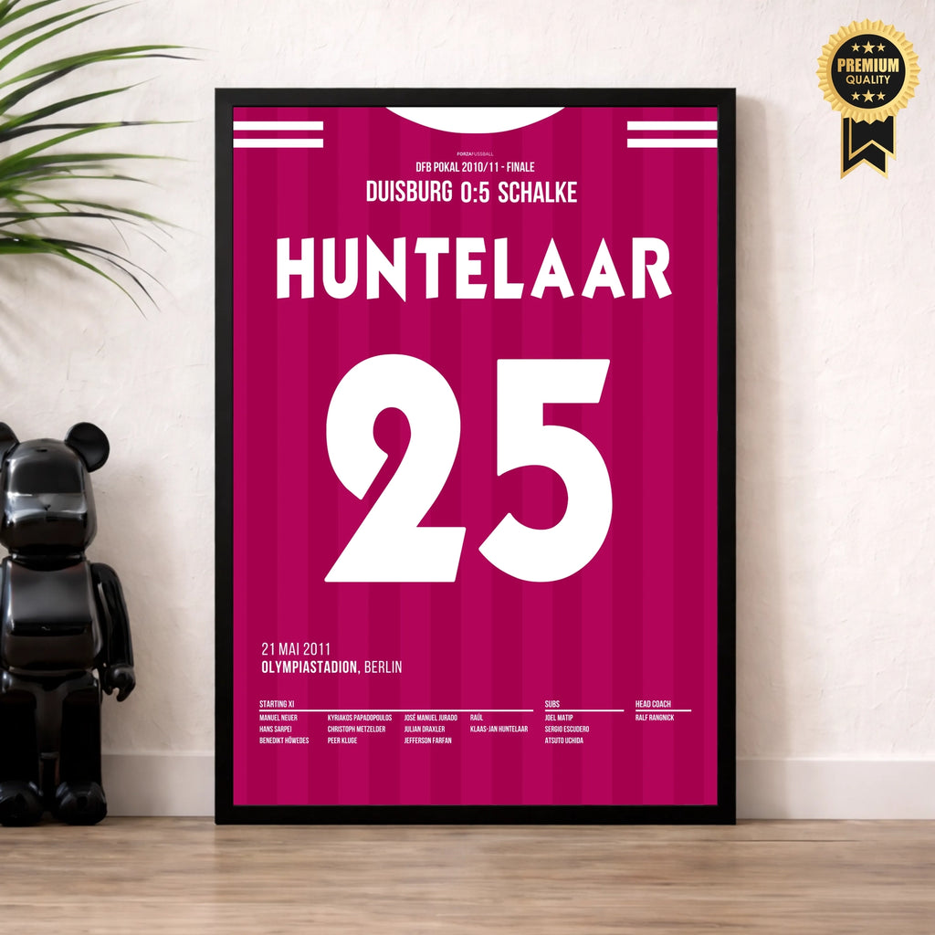 Der Hunter führt Schalke zum DFB Pokal Titel 2011 Fußball Poster mit Rahmen